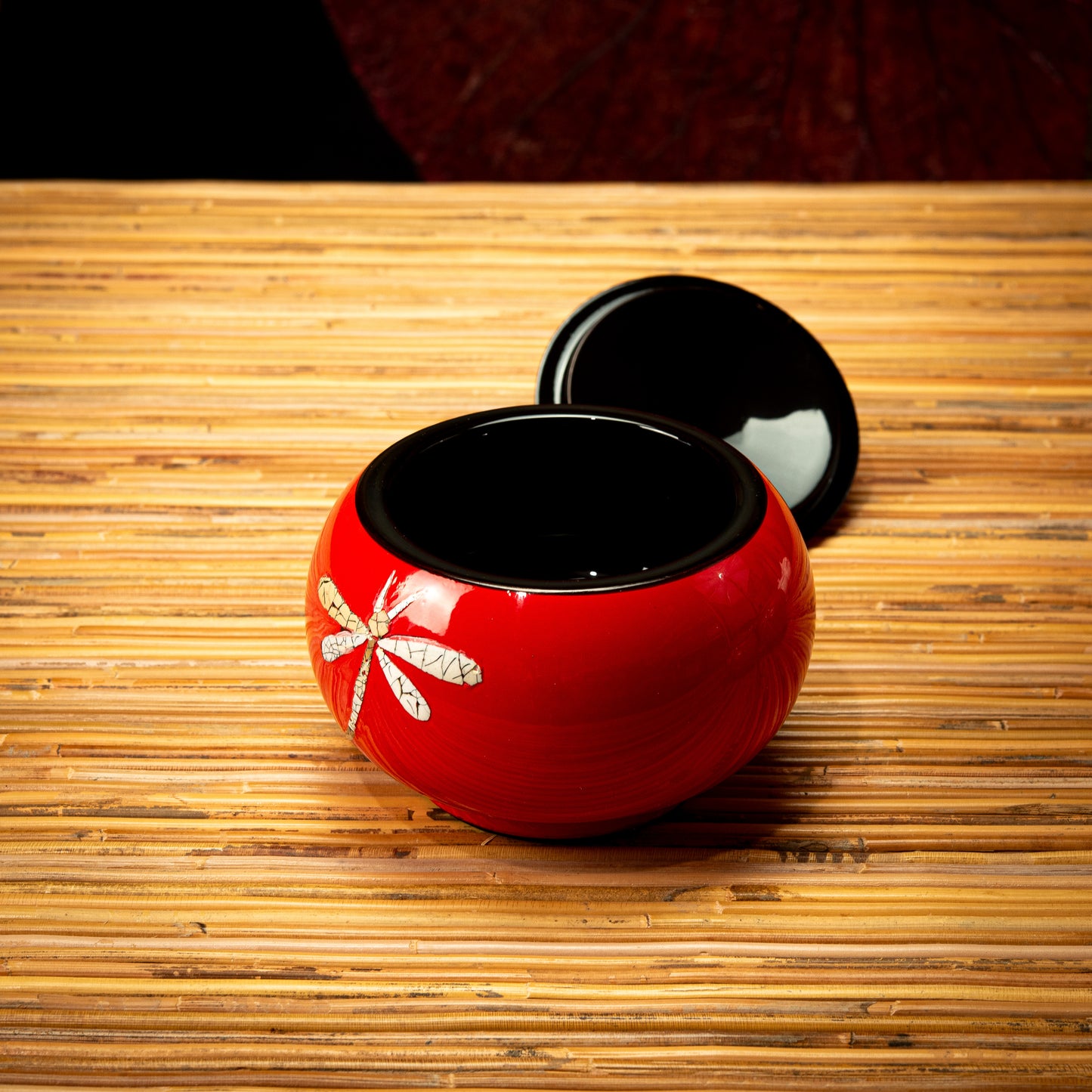 Dragonfly Design Lacquer Round Pot with Egg Shell