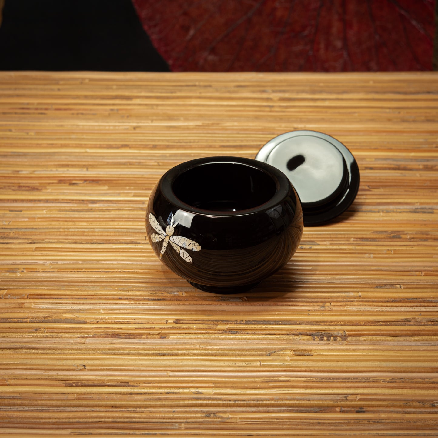 Dragonfly Design Lacquer Round Pot with Egg Shell