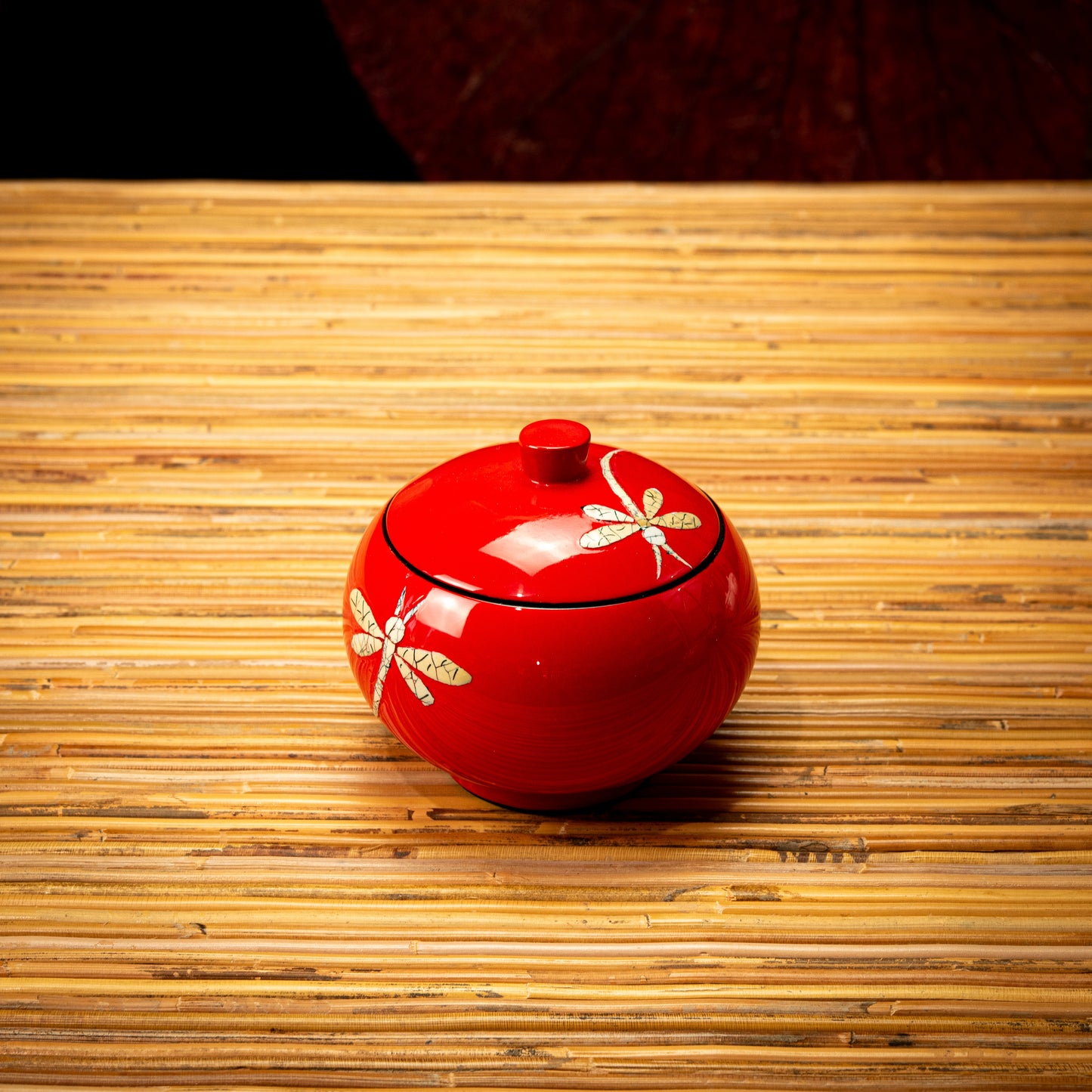 Dragonfly Design Lacquer Round Pot with Egg Shell