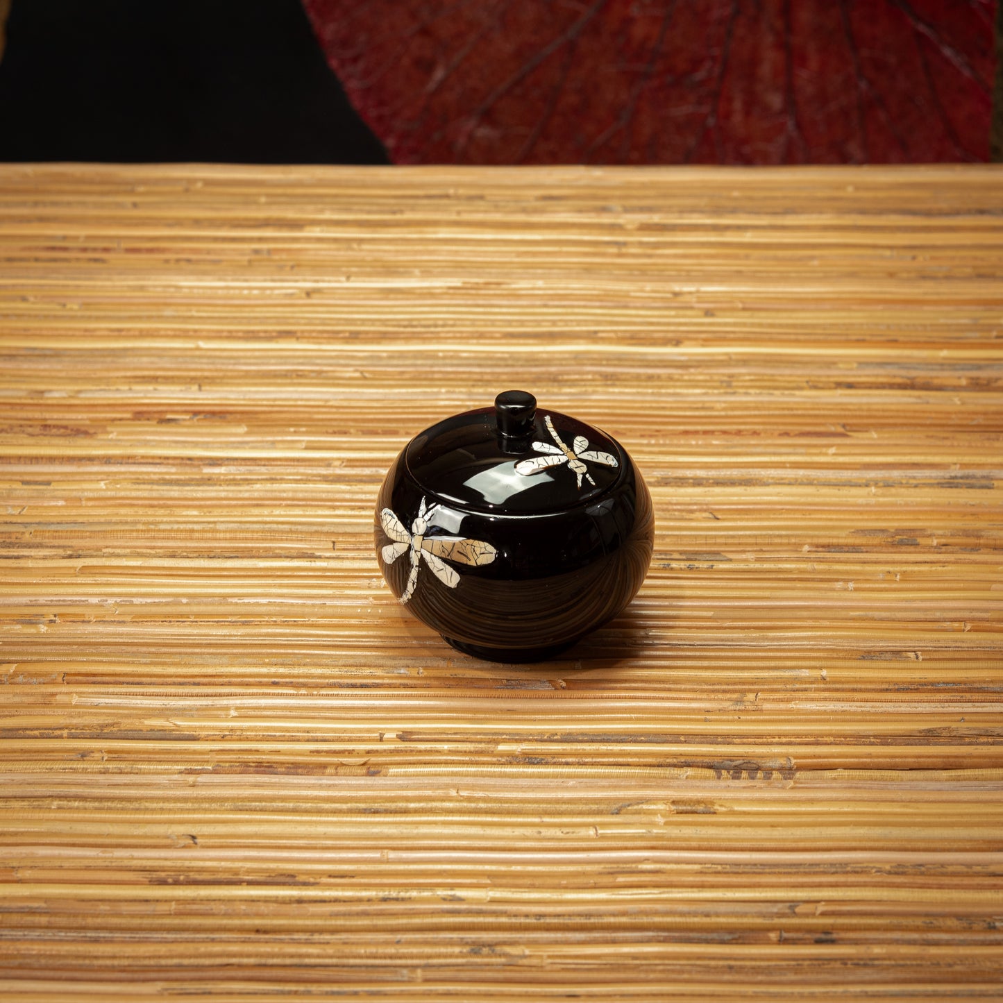 Dragonfly Design Lacquer Round Pot with Egg Shell