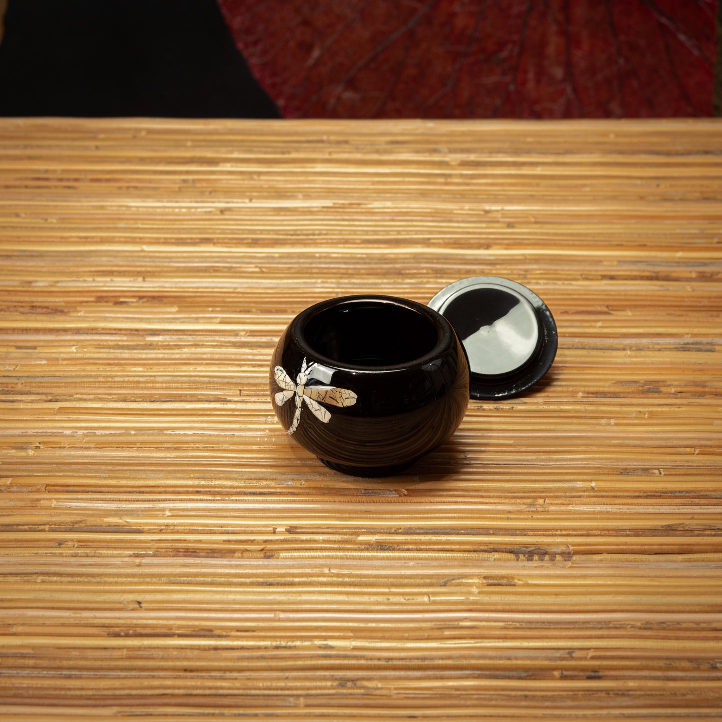 Dragonfly Design Lacquer Round Pot with Egg Shell